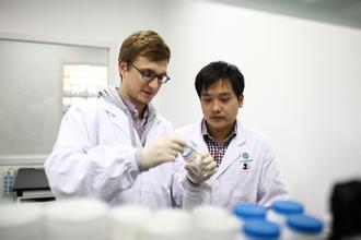 13家医药企业上榜2015全球500强，，国药营收2480亿跃升81位