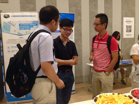 豪门国际官网CMC部分副主任黄冲和参会职员交流