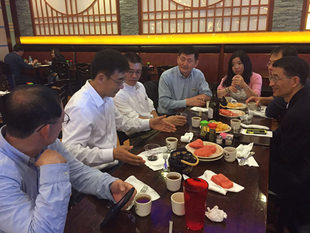 汪俊博士（左4）、、刘雯颖博士（左5）、、李才博士（左1）、、蔡天权博士（左3）和沈东明博士（右1）、、李德润博士（右2）一同聆听孙勇奎（左2）院士妄想立异梦想