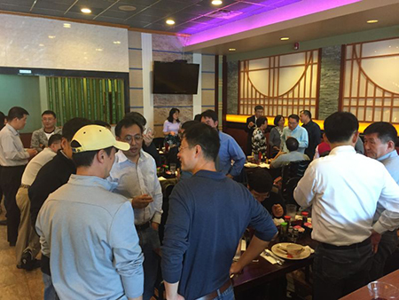 专家们相谈甚欢，，直到黄昏时分，，仍不舍离去