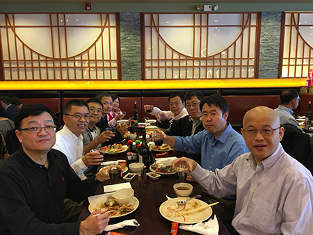 已回国创业的王耀林博士（左1）、、杜武博士（右2）和同桌专家分享创业点滴