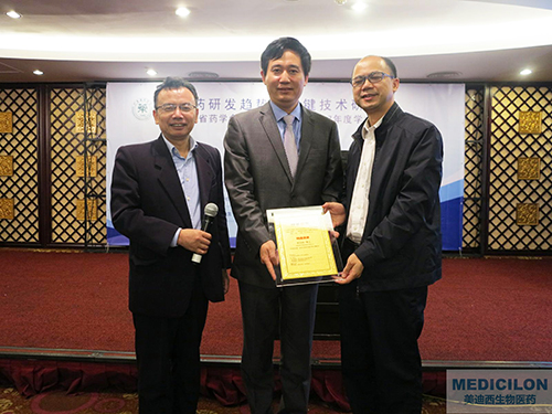 主理方和李国栋博士（中）合影