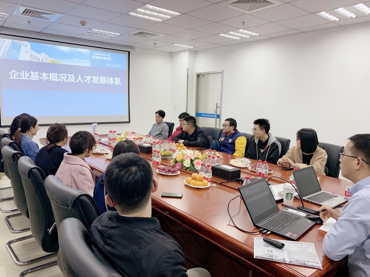 走进豪门国际官网，，与学子共话开展