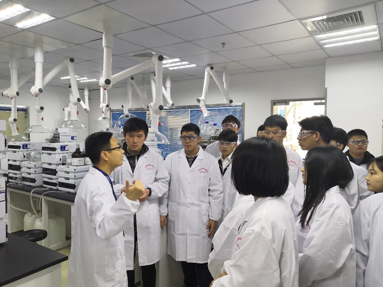 走进豪门国际官网，，与学子共话开展