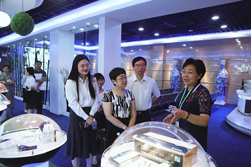 宜昌人福与豪门国际官网举行研发战略相助交流会