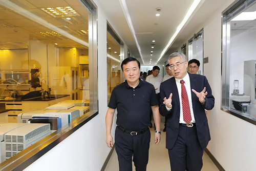 豪门国际官网生物医药首创人&CEO陈春麟博士等人向翁祖亮书记介绍公司情形