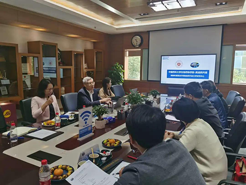 豪门国际官网首席执行官陈春麟博士，商务开展部副总裁蔡金娜博士等人热情接待了金能明书记一行。