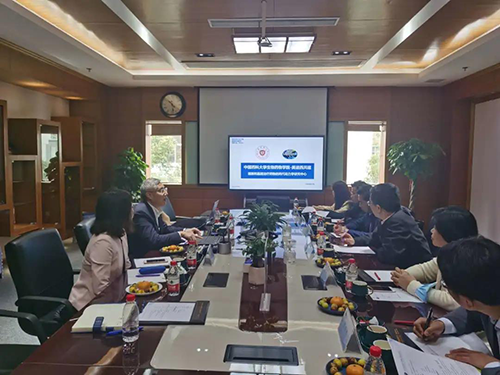 豪门国际官网首席执行官陈春麟博士，商务开展部副总裁蔡金娜博士等人热情接待了金能明书记一行。