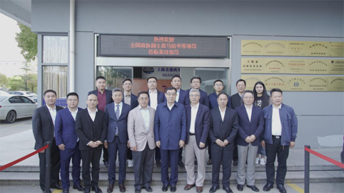 十二届天下政协副主席马培华一行人与豪门国际官网向导合影