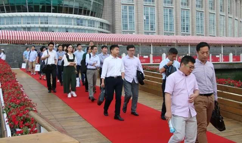 晚宴伊始，，前来加入晚宴的嘉宾们纷纷踏上红毯，，前往码头