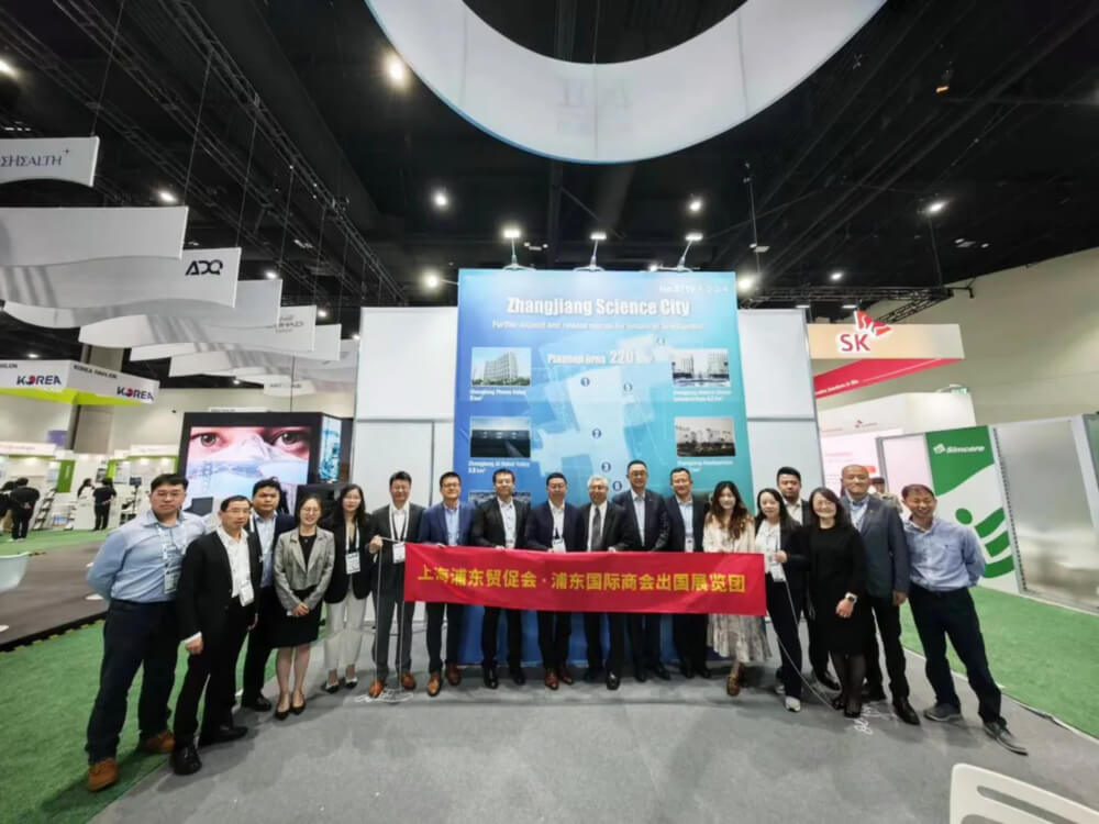 张江集团党委书记、董事长袁涛一行来到展会现场.jpg